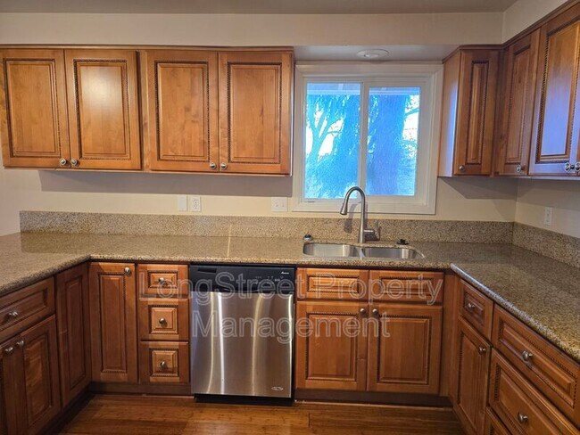 Building Photo - 2911 NW Ashwood Dr