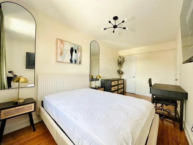 Building Photo - Furnished room/NOT APARTMENT