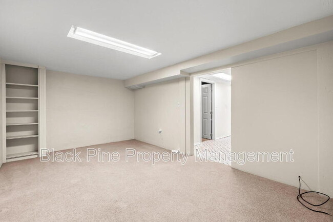 Building Photo - 221 W Elm St
