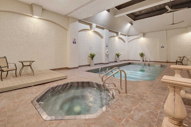 Building Photo - INCLUDES GARAGE PARKING AND INDOOR POOL! 1 BR/1 BA Downtown Memphis Condo in the Historic Claridg...