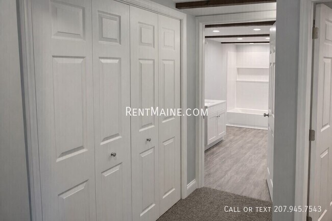 Building Photo - 492 Main St