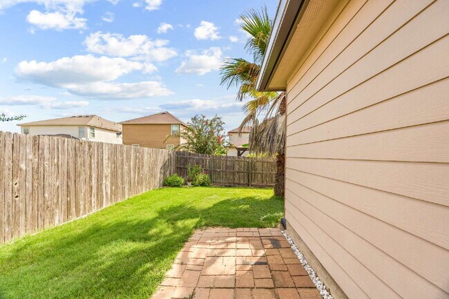 Building Photo - "Charming 3-Bedroom Oasis with 2 Full Baths – Your Perfect Retreat in Schertz!"