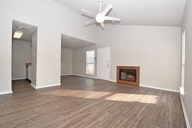 Building Photo - King Albert