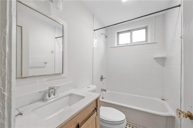 Building Photo - 716 Lakeview Ave NE