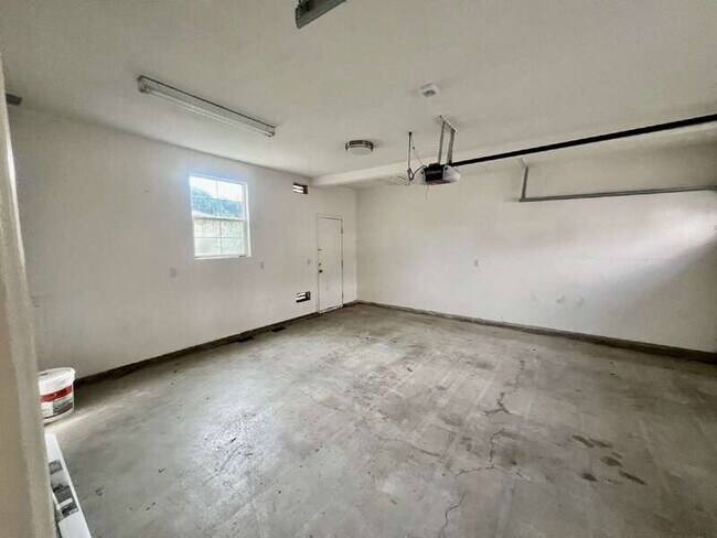 Building Photo - 668 Granite Ln