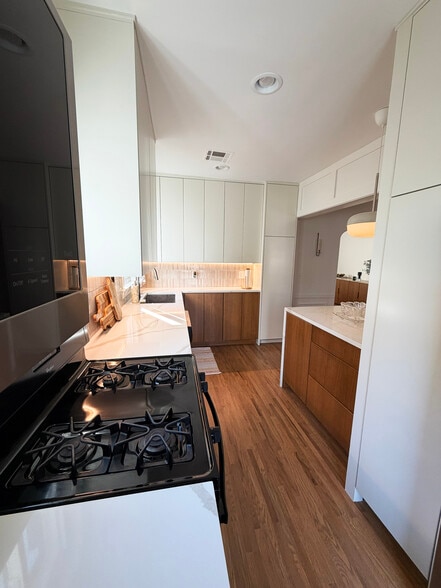 Building Photo - 2023 E 14th Pl