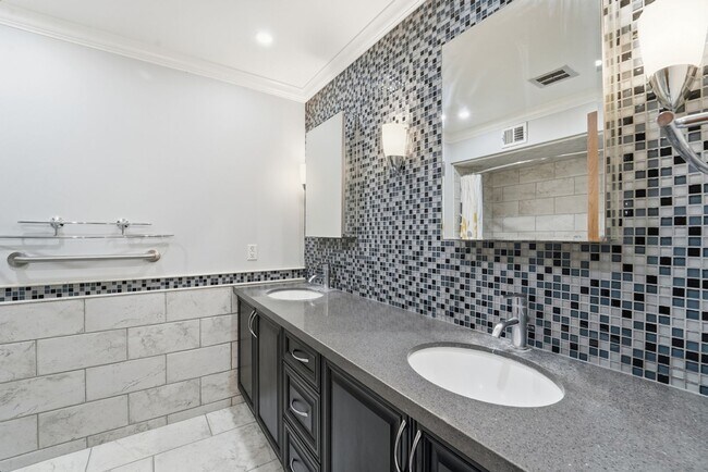 Building Photo - Welcome to this beautiful 4-bedroom, 3-bathroom home in Tempe Arizona!