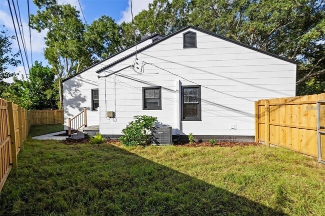 Building Photo - 1224 Greenwood Ave N