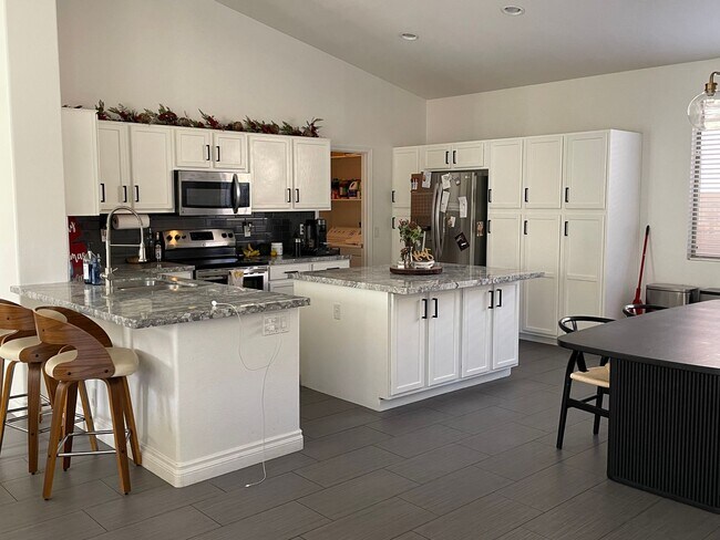 Building Photo - PRIVATE POOL, ADORABLE 3 Bedroom/2 Bath in Dobson Place