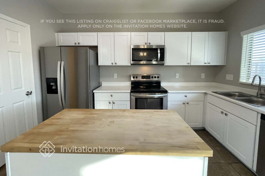 Building Photo - 1421 S 123rd Dr