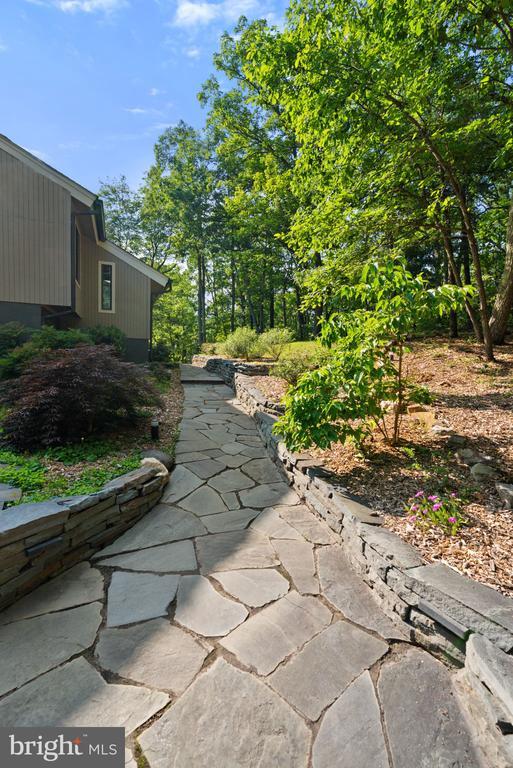 Building Photo - 39368 Longhill Ln