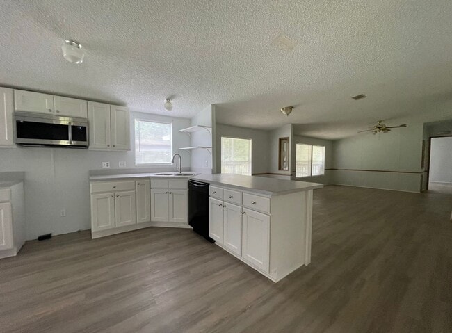 Building Photo - Ready To Rent!