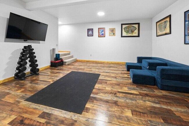 Building Photo - Spacious 6-bedroom, 4.5-bathroom home is i...