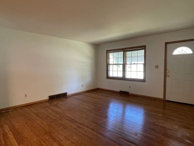 Building Photo - {731} Convenient Location + Full basement + 2 Car Tandem Garage