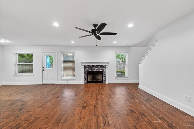 Building Photo - 2018 Village Ct Ln