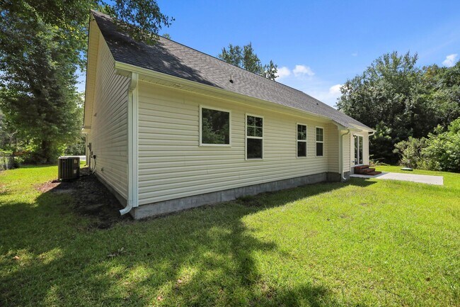 Building Photo - Welcome to Bradford Estates!