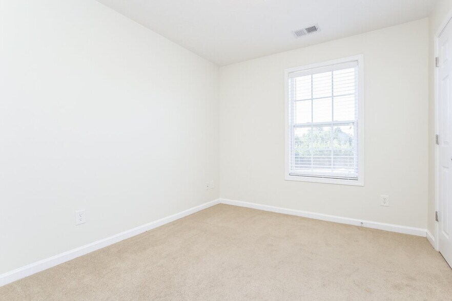 Building Photo - 815 Forsythia Way