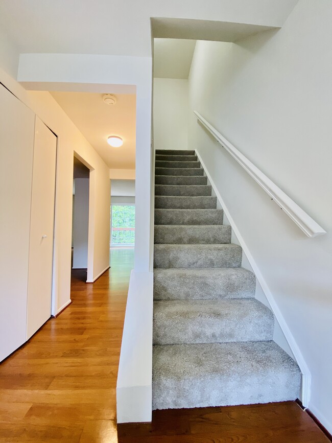 Building Photo - 10690 High Beam Ct