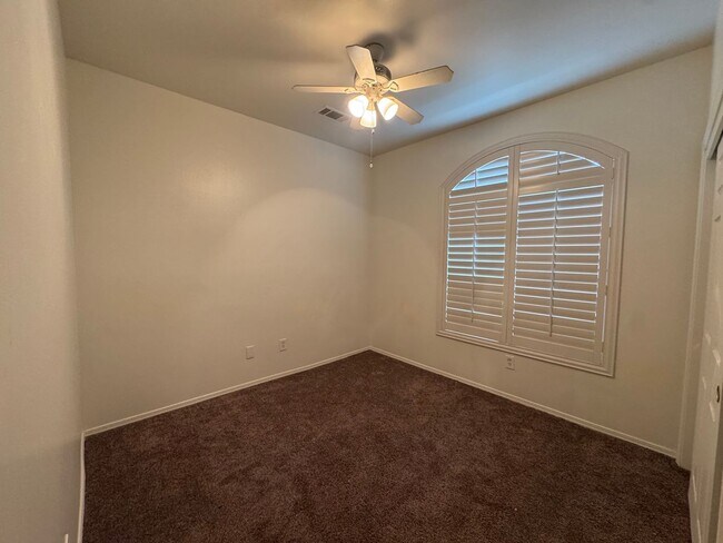 Building Photo - Spacious home with a pool! MOVE IN SPECIAL