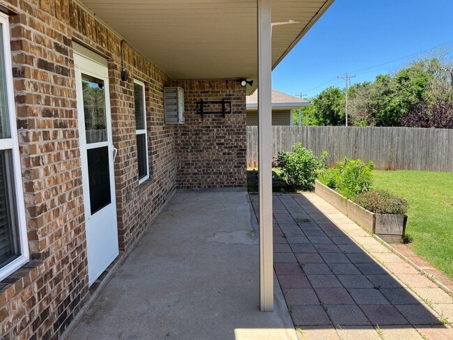 Building Photo - Available Now! - 3 bedrooms 2.5 bath