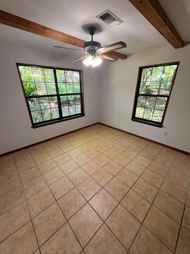 Building Photo - Charming 3-Bed, 2-Bath Home with 1623 sq. ft. of Comfort in the North Side of Tallahassee!