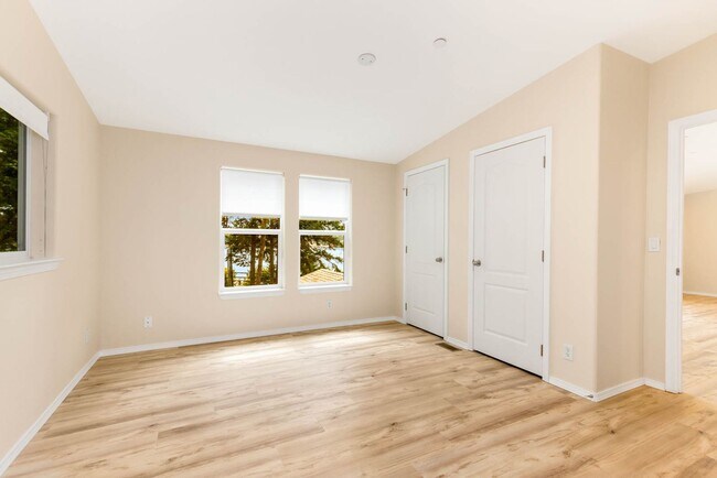 Building Photo - 3930 E Lake Sammamish Pkwy NE