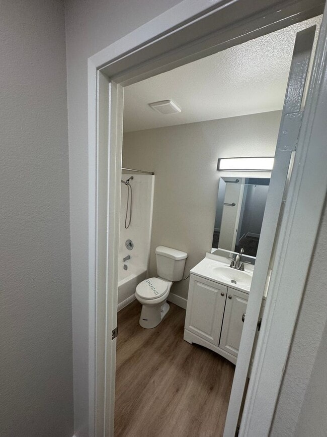 Building Photo - 1400 Estate Dr