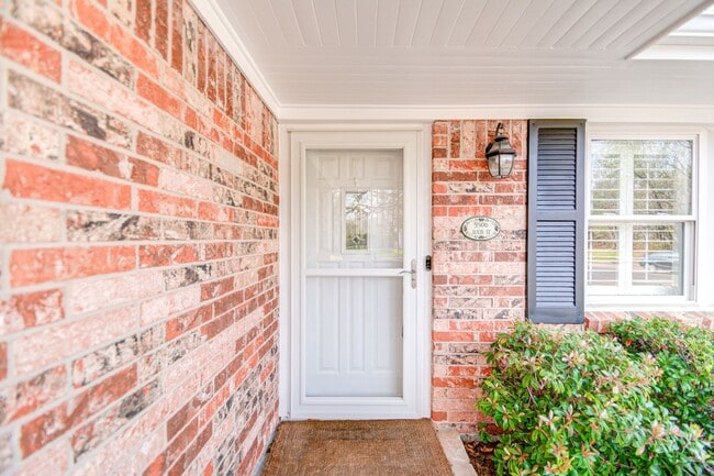 Building Photo - Beautiful 3 Bedroom 2 Bath Home in Meyerla...