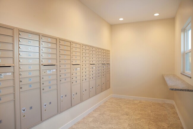 Building Photo - 2 Bedroom, 2.5 Bath Premium Townhome