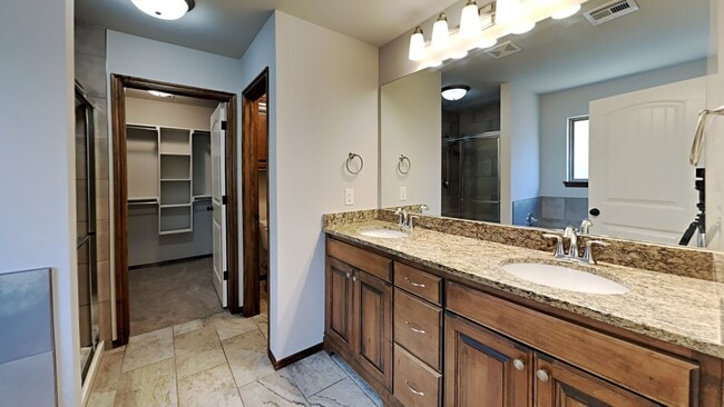 Building Photo - Beautiful 4 Bedroom 2 Bathroom Home in Pie...