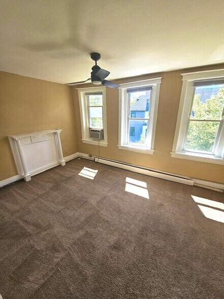 Large Sunny Bedroom - 1005 Otis Pl NW