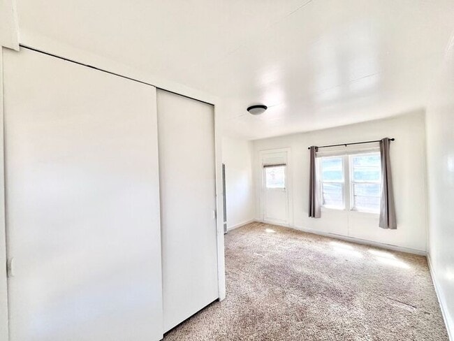 Building Photo - Very Large 1 Bed/1 BA in a Mountainside Re...