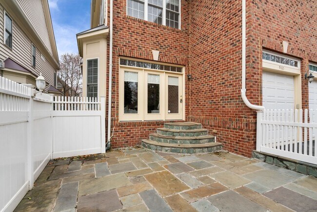 Building Photo - Stunning 4 level detached home close to the Mosaic District in Fairfax!