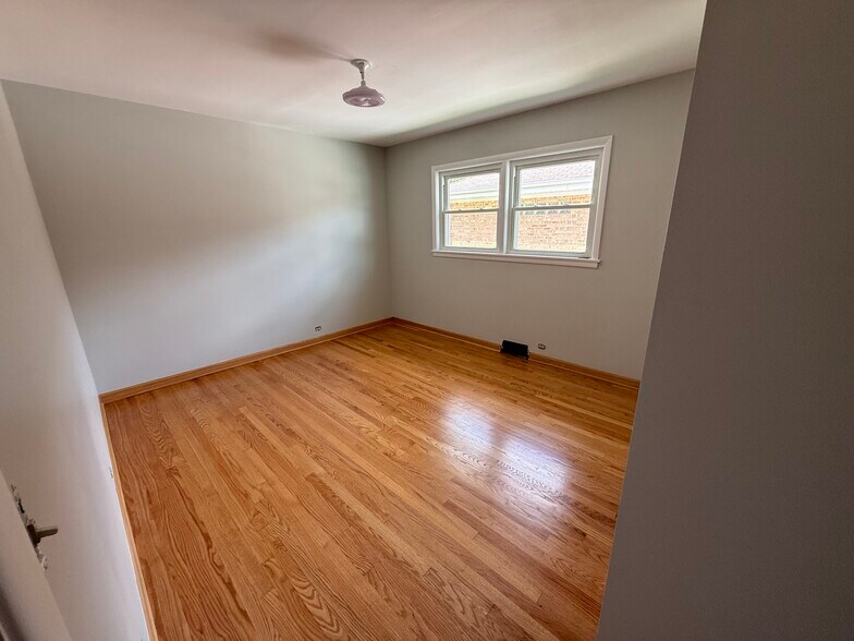 Building Photo - 8447 N Oriole Ave