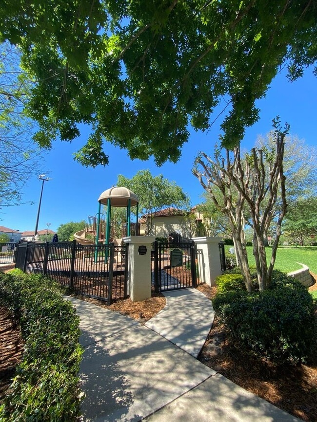 Building Photo - 2408 Lobelia Dr