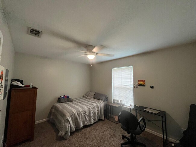 Building Photo - 799 Timberwood Cir E