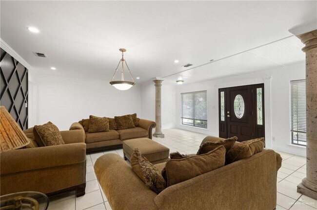 Building Photo - 2805 Lake Shore Dr