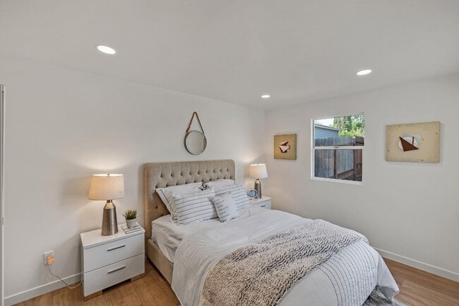 Building Photo - 4730 Melrose Ave