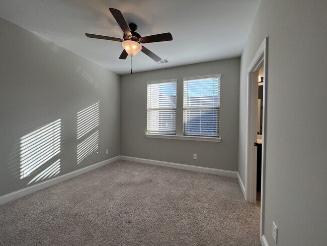 Building Photo - Charming and Convenient Home in Hendersonville