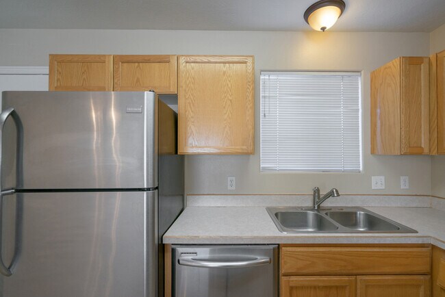 Building Photo - Utilities Included! Beautiful 2 Bedroom Townhome in Ivins