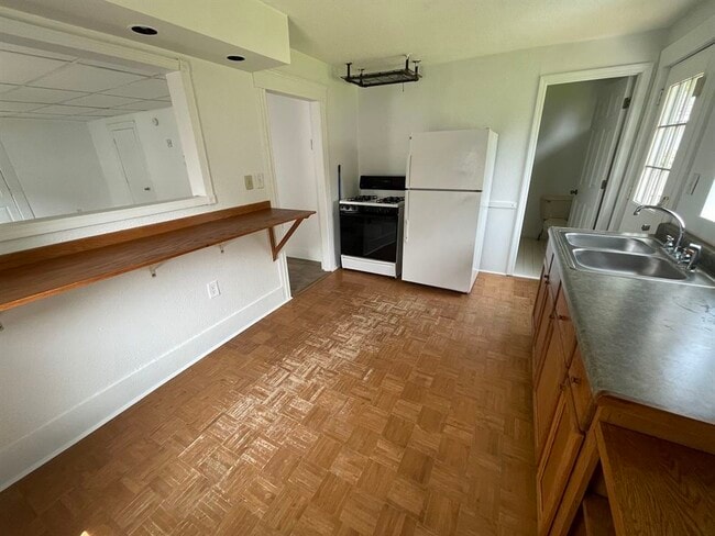 Building Photo - 603 E Golf Ave