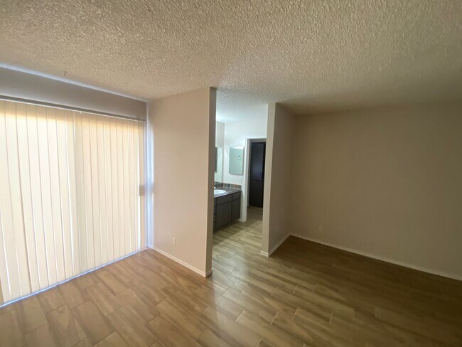 Building Photo - Charming 3 bedroom, 2 bath with Pool