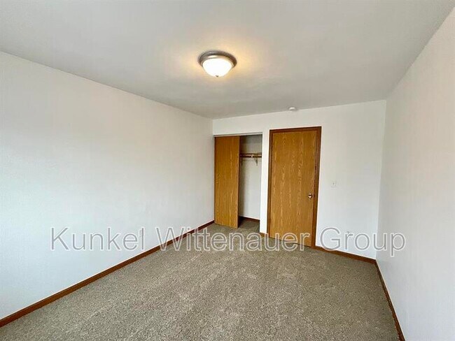 Building Photo - 156 Marion Dr