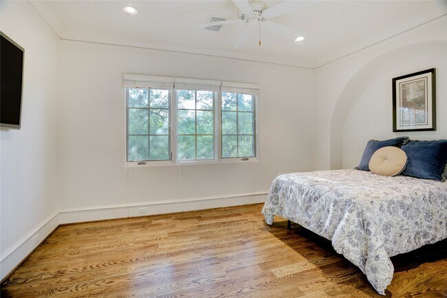 Building Photo - 5015 Jason St