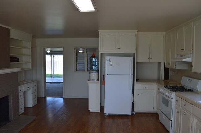 Building Photo - 15290 Sunset Dr