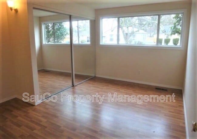 Building Photo - 1734 NE Bryant St