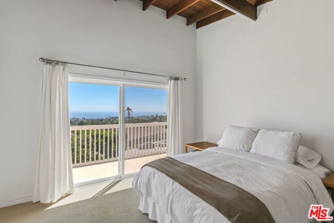 Building Photo - 1175 Las Pulgas Pl