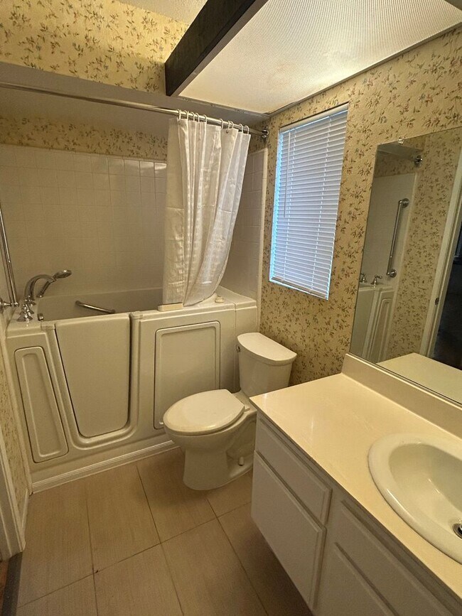 Building Photo - Rare opportunity to lease a 4-bedroom home featuring oversized bedrooms, scenic hilltop city view...