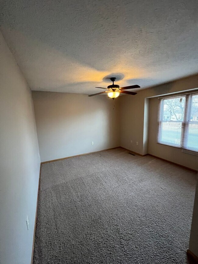 Building Photo - 713 W 8th St