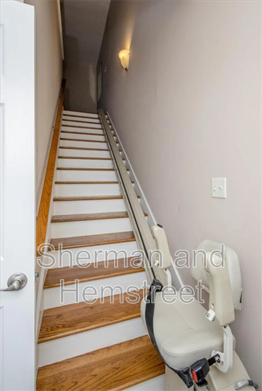 Building Photo - 2002 Amberley Dr